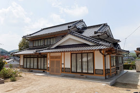 木の香り漂う入母屋の家