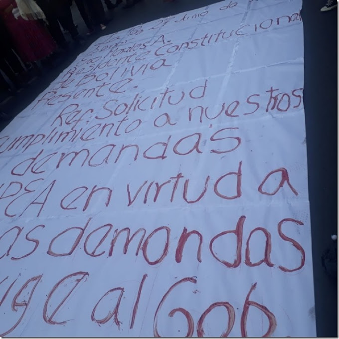 Estudiantes de la UPEA se sacan sangre y se crucifican en el centro paceño