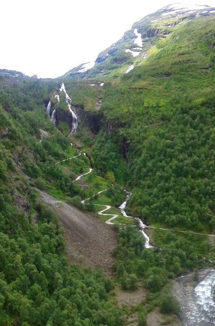 UN TREN DE POSIBILIDADES EN FLÅM - CRUCERO POR LOS FIORDOS NORUEGOS. CUADERNO DE VIAJE. (14)