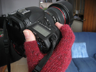 http://buttonsandbeeswax.com/patterns/mitts-and-gloves/photographyiphone-gloves/