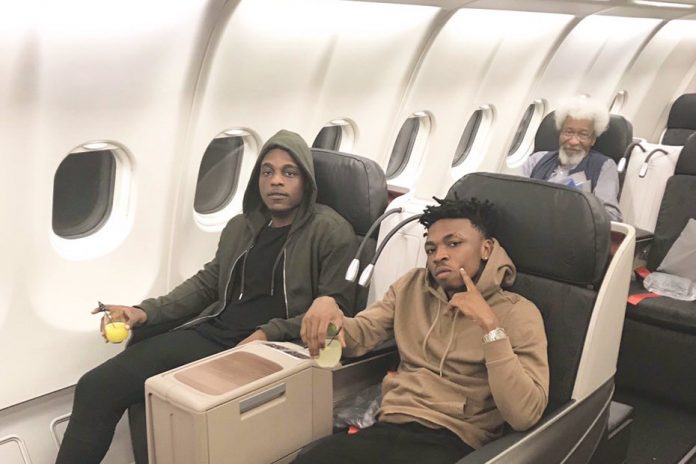 Reactions As Wole Soyinka Photobombs Mayorkun and LAX Picture

