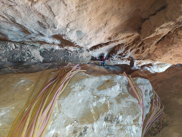 Segundo largo. Aún no nos habíamos perdido dentro de la chimenea.