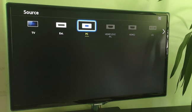 Scelta della sorgente di ingresso su un monitor o TV