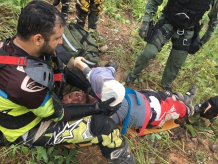 Motociclista quebra clavícula ao fazer trilha em Cuiabá