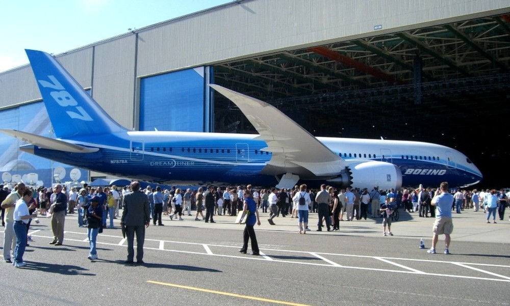 파일:external/upload.wikimedia.org/Boeing_787_Roll-out.jpg