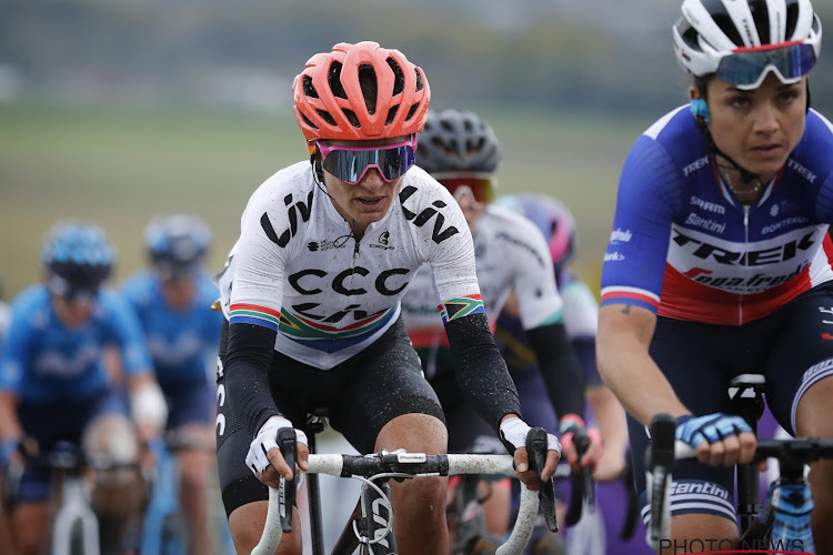 Wegrenster van CCC-Liv is na sprint bergop met twee de eerste wereldkampioene Cycling Esports