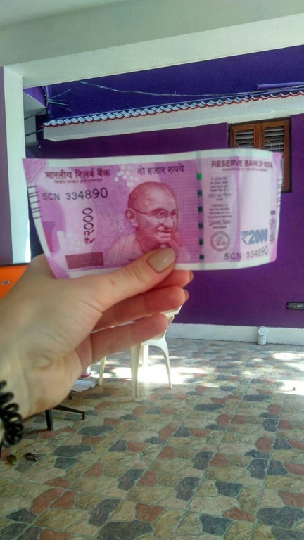 Новенькие рупии после денежной реформы