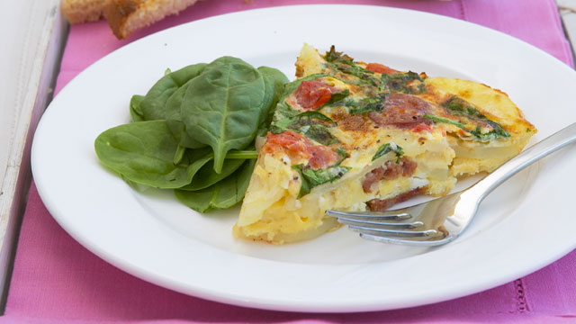 파일:external/food.ninemsn.com.au/Spanish-omelet-with-roasted-tomatoes-spinach-and-chorizo.jpg