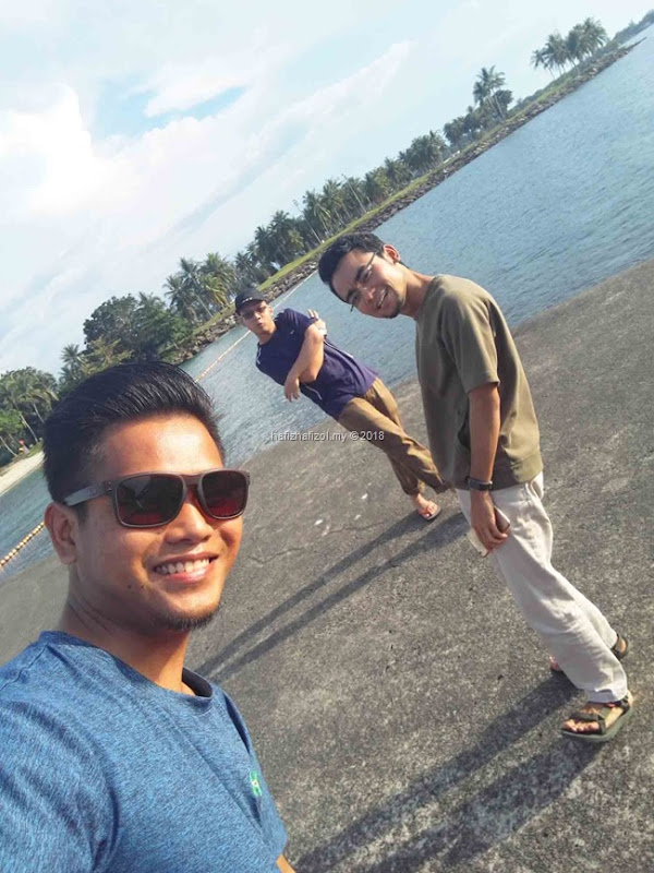 jejaka tampan di tepi pantai jejaka tampan di tepi pantai