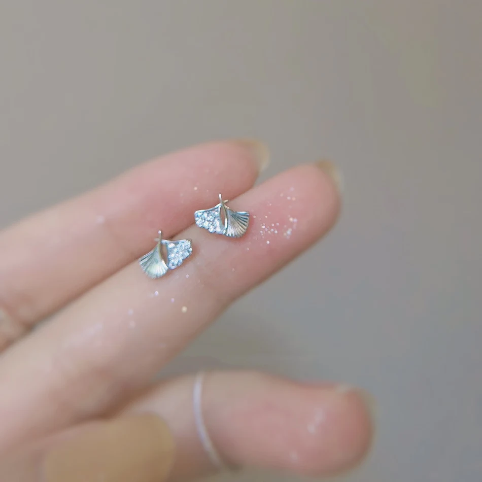 Boucles d'oreilles femme simples, gracieuses et petites. L'accessoire idéal pour une touche d'élégance discrète et féminine.