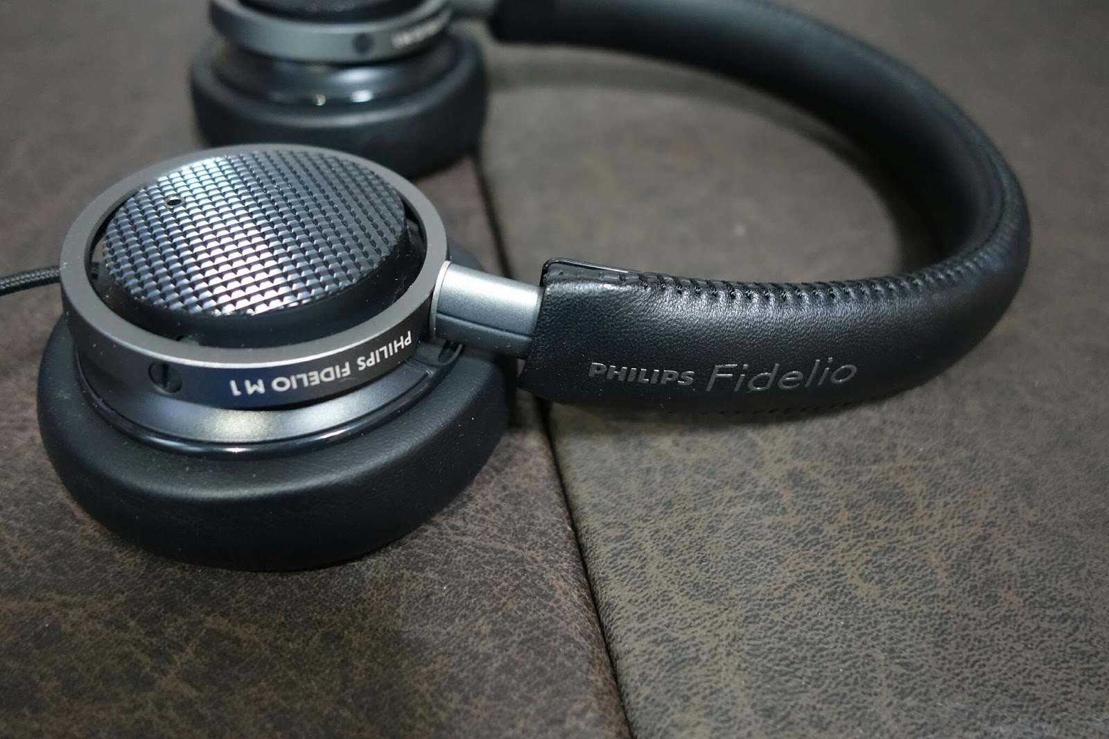 Philips Fidelio M1 on-ear headphones review: Clear-sounding, comfortable  headphones - CNET