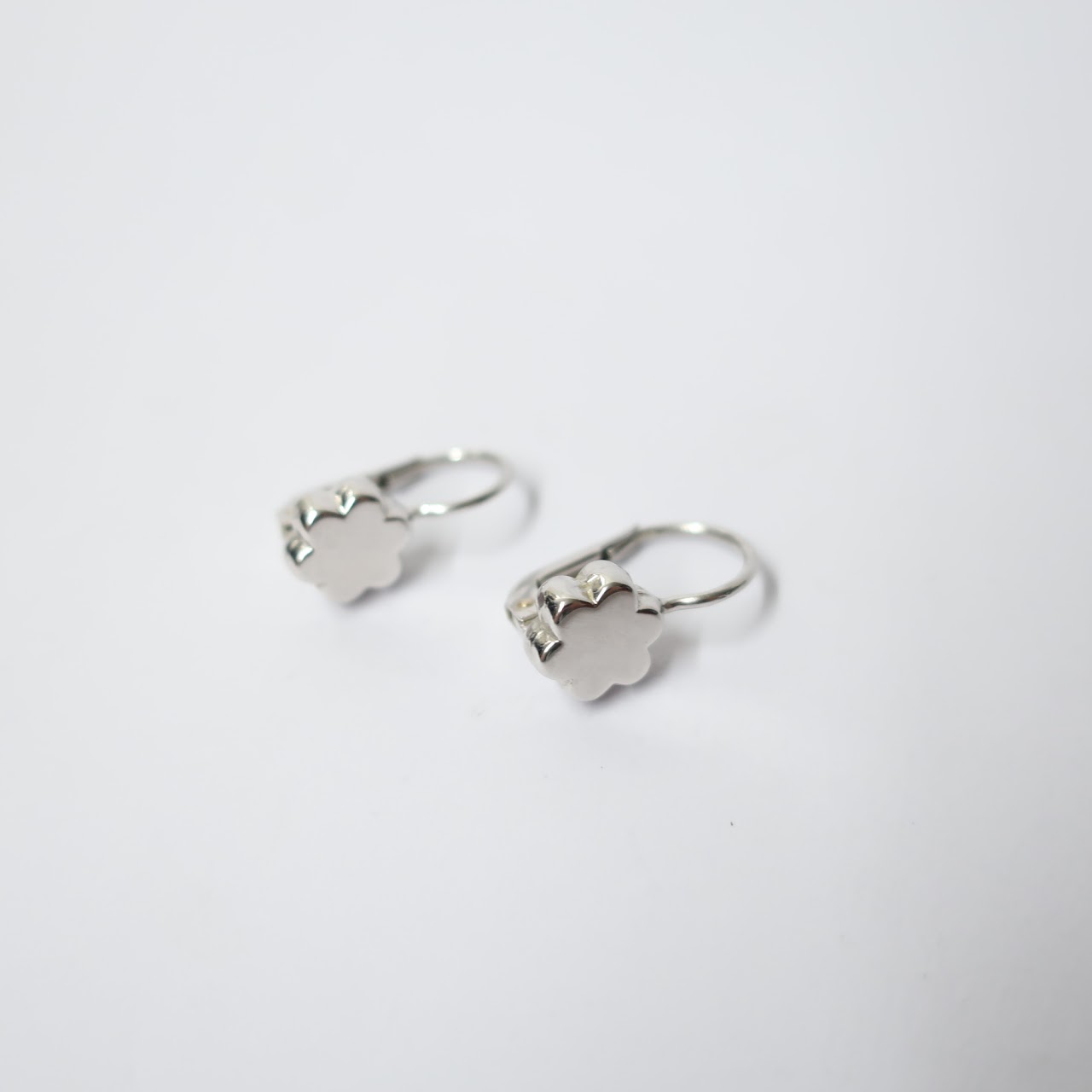 18K White Gold Heart Earrings