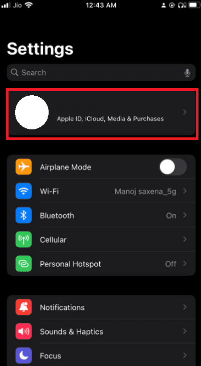 przejdź do opcji profilu w iPhonie, aby uzyskać dostęp do Apple ID, ustawień icloud