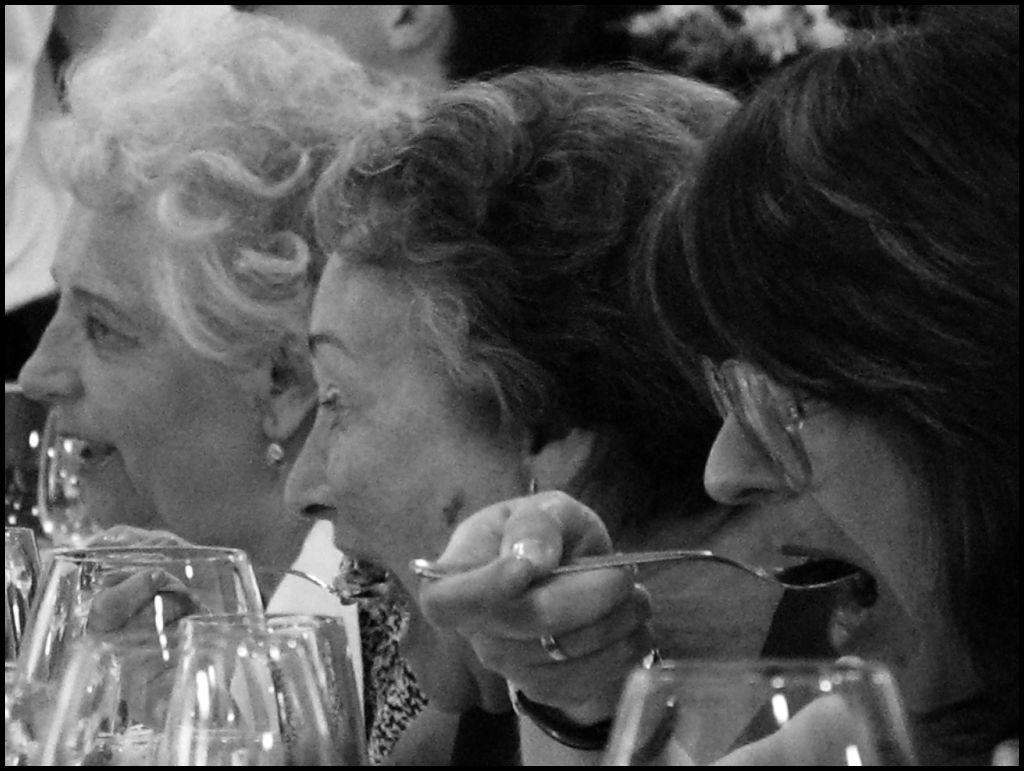 wedding party ladies eating