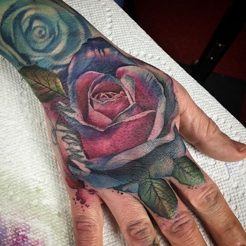 este_impressionante_mo_de_rose_tattoo