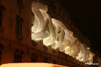 Ecole Boulevard de Belleville : LANG / BAUMANN, «COMFORT #4», PARIS, 2010 / INSTALLATION
Sur la façade de l’école primaire du 75-77 boulevard de Belleville, la pièce Comfort#4 conçue en 2007 pour la Villa du Parc d’Annemasse est réactivée pour Nuit Blanche.