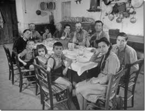 alfred-eisenstaedt-portrait-of-a-family-of-tuscan-tennat-farmers-sitting-around-dinner-table