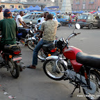 Place des artistes, Rond-point victoire à Kinshasa. Le trafic routier n’est pas intense. Quelques motards discutent en attendant l’arrivée des passagers. Ici, comme dans d’autres carrefours, les motos qui font le taxi n’ont pas toutes des plaques d’immatriculation. Ce qui n’empêche pas les motards d’exercer leur activité.