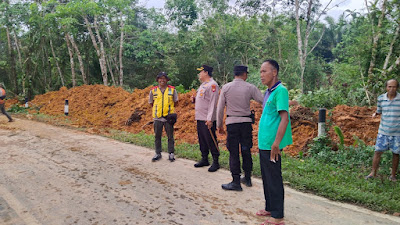 Kapolres Landak Tinjau Lokasi Tanah Longsor di Dusun Sei Raya Desa Jelimpo