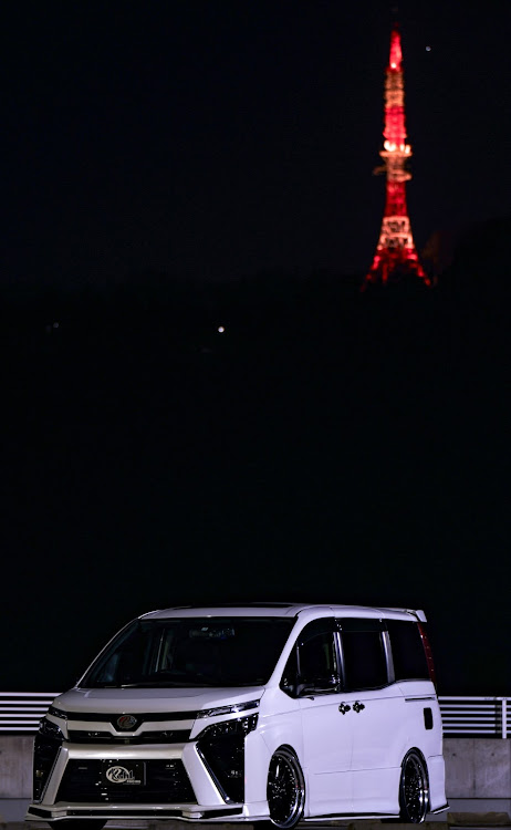 ヴォクシーの夜間撮影・立駐撮影・立体駐車場・立駐屋上・トワ•エ•モアタワーに関するカスタム事例の投稿画像2枚目