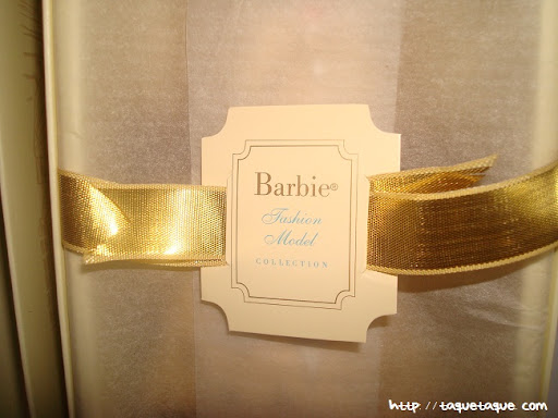 Barbie Silkstone Je ne sais quoi: detalle del lacre, etiqueta, con la que viene precintada la muñeca