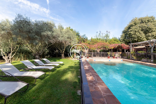 House purchase in Montpellier (34000) - Outdoor swimming pool with lounge chairs