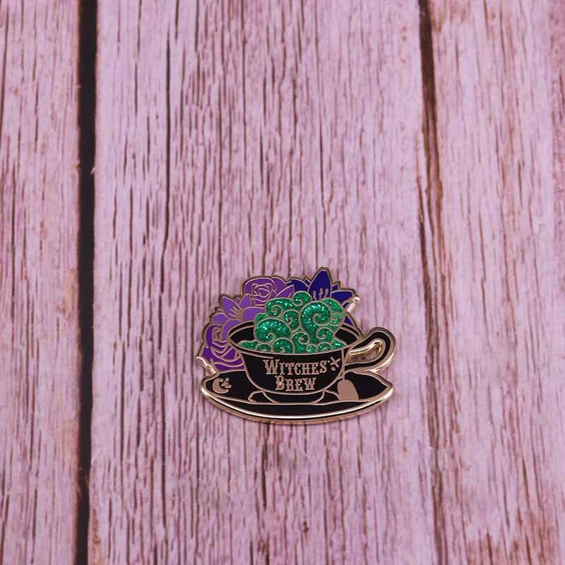 Witch Brewing Flash Magic Brosche Emaille Brosche Anstecknadel verleiht jedem Outfit einen zauberhaften Akzent und individuellen Stil.