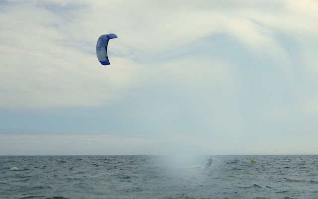 Vers l'estuaire de la Loire (Pornichet/LaBaule, St Brévin...) au fil du temps... - Page 13 Kitesurf_pulse10_0029w