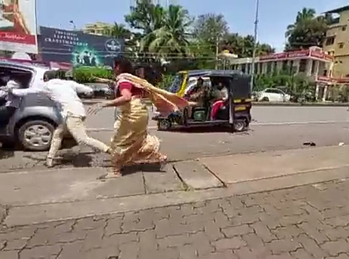 ಮಂಗಳೂರು: ಹಾಡಹಗಲೇ ನಡುರಸ್ತೆಯಲ್ಲಿ ಮಹಿಳೆಯ ದರೋಡೆಗೆ ಯತ್ನ: ಎದೆ ಜಲ್ಲೆನಿಸುತ್ತದೆ ದೃಶ್ಯ ಮಂಗಳೂರು: ಹಾಡಹಗಲೇ ನಡುರಸ್ತೆಯಲ್ಲಿ ಮಹಿಳೆಯ ದರೋಡೆಗೆ ಯತ್ನ: ಎದೆ ಜಲ್ಲೆನಿಸುತ್ತದೆ ದೃಶ್ಯ