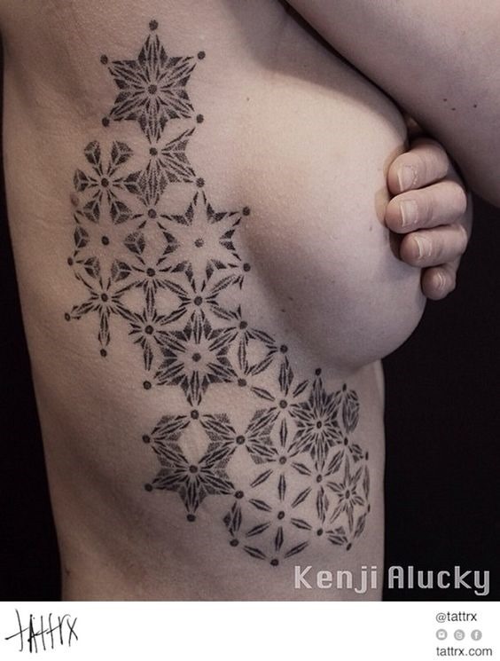 estrelas_e_flocos_de_neve_do_lado_do_seio_da_tatuagem