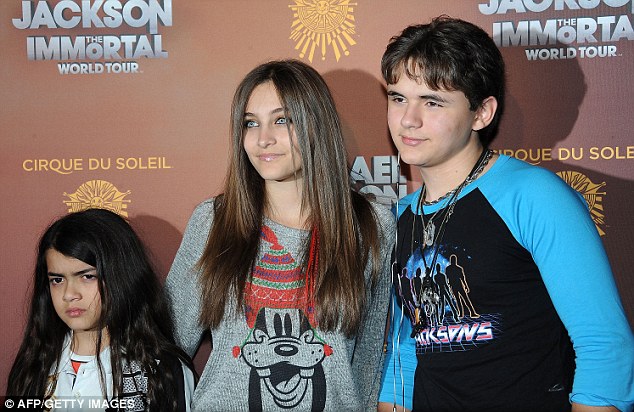 Novas fotos de Prince, Paris e Blanket - #Atualizado - Página 2 Article-2093018-117E782E000005DC-286_634x412