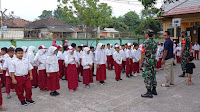 Babinsa Koramil 1615-01/Selong Kompak Berikan Latihan PBB Siswa SD