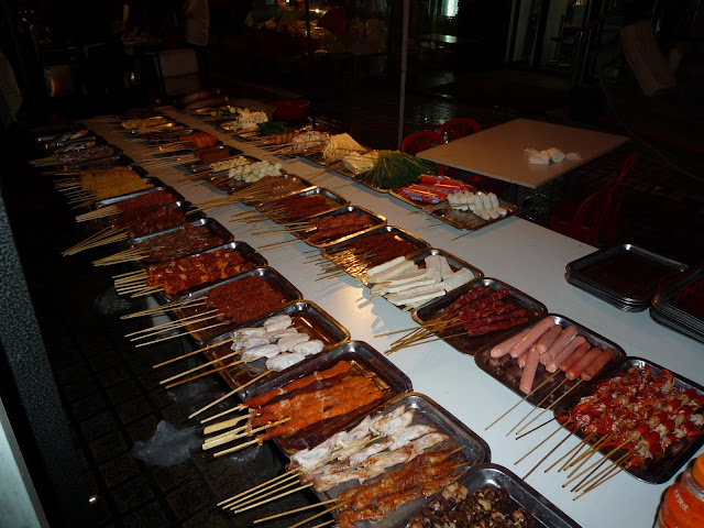 Puesto de comida en la calle de Zìgòng, eliges y te lo hacen en el momento