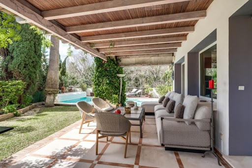 Villa with pool and terrace 4