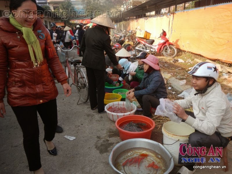 Cả các ngõ ven chợ đều kín chỗ