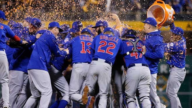 파일:external/lintvwkbn.files.wordpress.com/the-chicago-cubs-douse-each-other-after-defeating-the-pittsburgh-pirates-in-the-national-league-wild-card-baseball-game-4-0.jpg