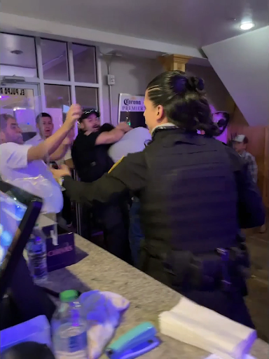 Texas security guard unleashes martial arts moves in restaurant brawl