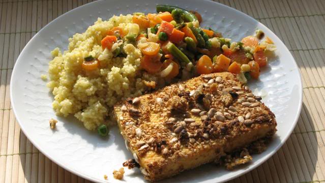 Gourmandises végétariennes: Gebackener Tofu mit Gemüse und Hirse