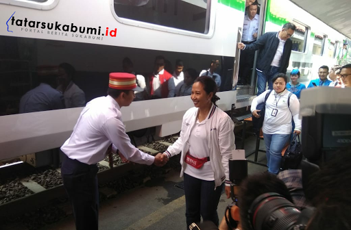 
Kunker di Sukabumi, Rini Sumarno Naik Kereta Turun di Stasiun Cibadak
