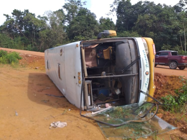 URGENTE – Motorista embriagado tomba ônibus com 25 passageiros em Rondônia