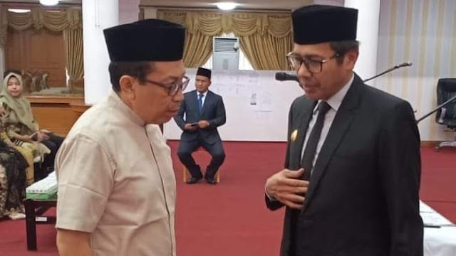 Foto: Gubernur Sumbar Irwan Prayitno Ketika Memberikan Arahan Kepada Kepala Biro Humas Jasman Rizal.