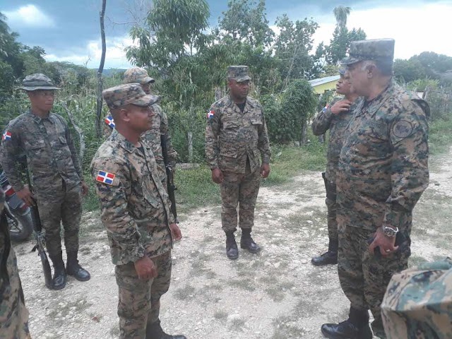 Comandante General del ERD supervisa soldados de la Fuerza de Tarea Cerco Fronterizo.     