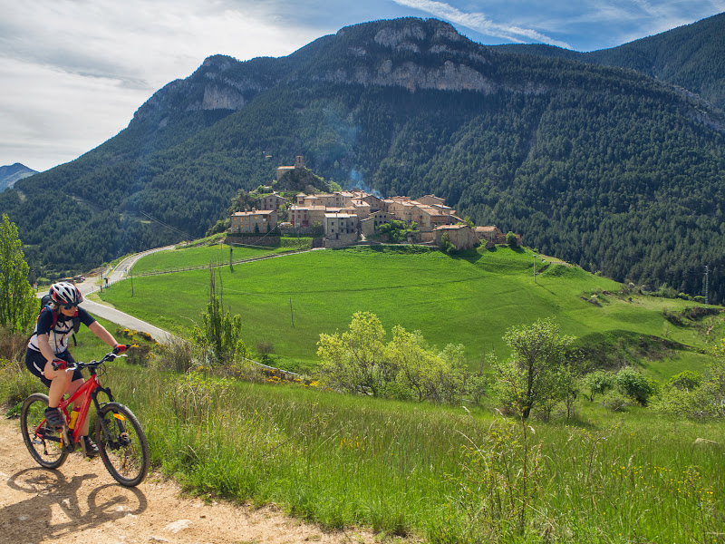 Pujant per la pista per sobre de Josa