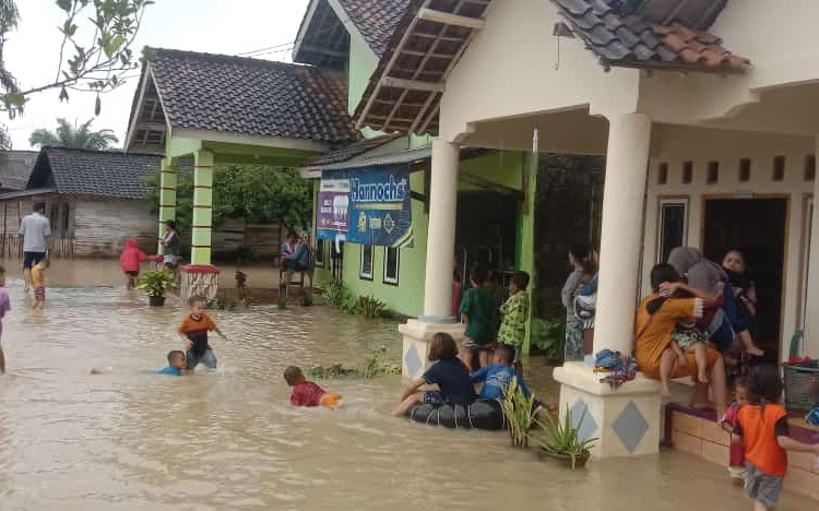 Korban Banjir di Kampung Astra Ksetra Tuba Keluhkan Keberadaan Dapur Umum dan Air Bersih