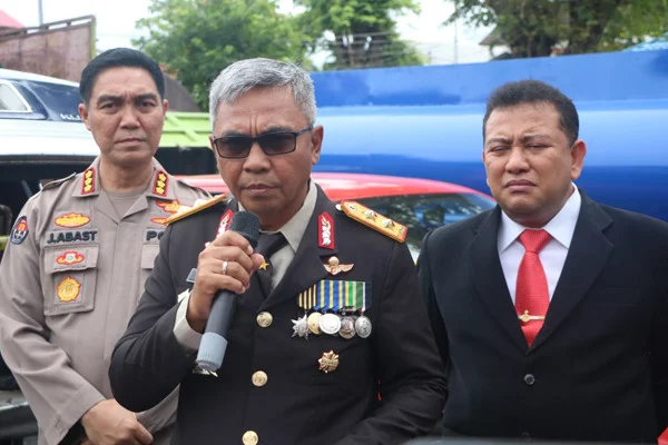 Kapolda Sulut Irjen Pol Setyo Budiyanto didampingi Kabid Humas Kombes Pol Jules Abraham Abast dan Dir Reskrimsus Kombes Pol Nasriadi. (Foto istimewa)