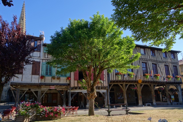 2. Foix. La Fontaine de Fontestorbes. Castillo de Montsegur. Mirepoix. - De viaje por Francia: diarios, viajes y excursiones en coche. (25)