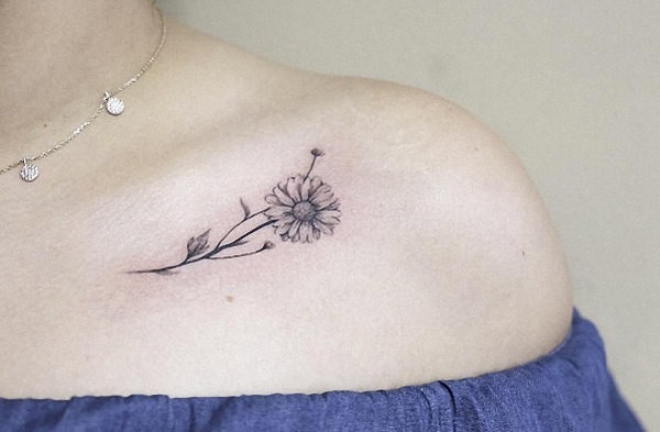 este_blackwork_daisy_na_clavcula este_blackwork_daisy_na_clavcula