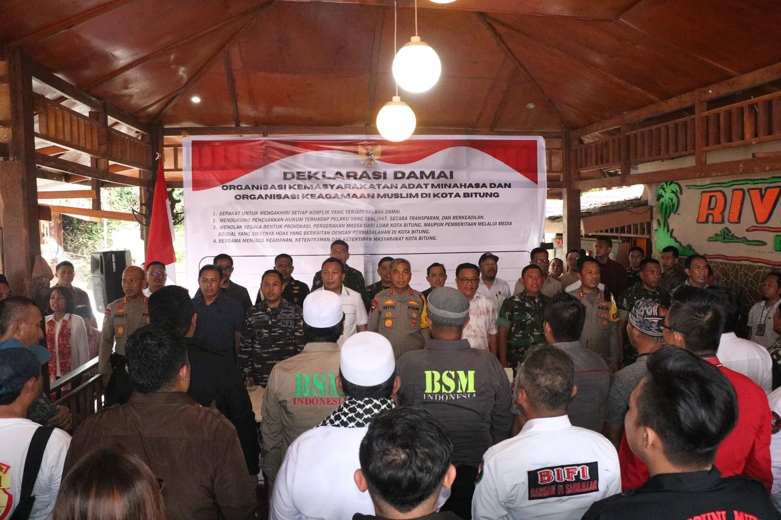 Kegiatan tersebut dihadiri oleh Kapolda Sulut dan Pejabat Utama Polda Sulut, Danrem 131/Santiago, Danlantamal VIII Manado, Dandim 1310/Bitung, Kapolres Bitung, Wali Kota Bitung beserta Forkopimda Kota Bitung, para tokoh agama, tokoh adat, tokoh masyarakat. (Foto istimewa)