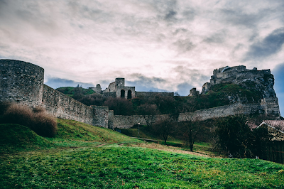 Castelo sob céu cinzento