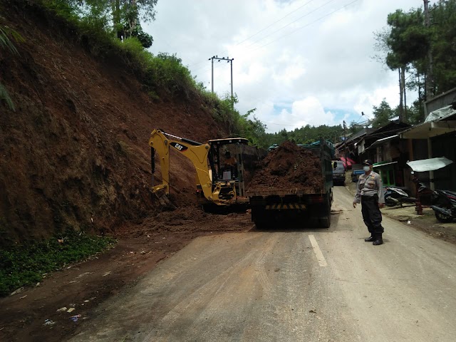 TANAH LONGSOR, PBMBERSIHAN MASIH BERLANGSUNG